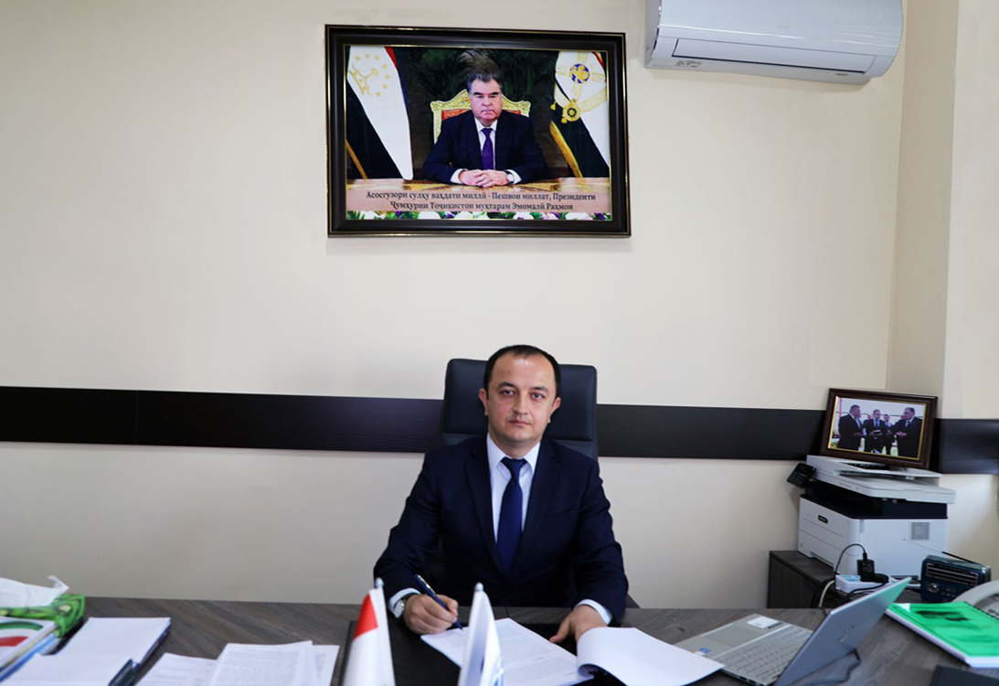 Поздравление директора ГУ «Развитие предпринимательства в сельском хозяйстве» Далера Сатори Абдумансура с Днем Президента Республики Таджикистан и XVI-й сессией Верховного Совета Республики Таджикистан