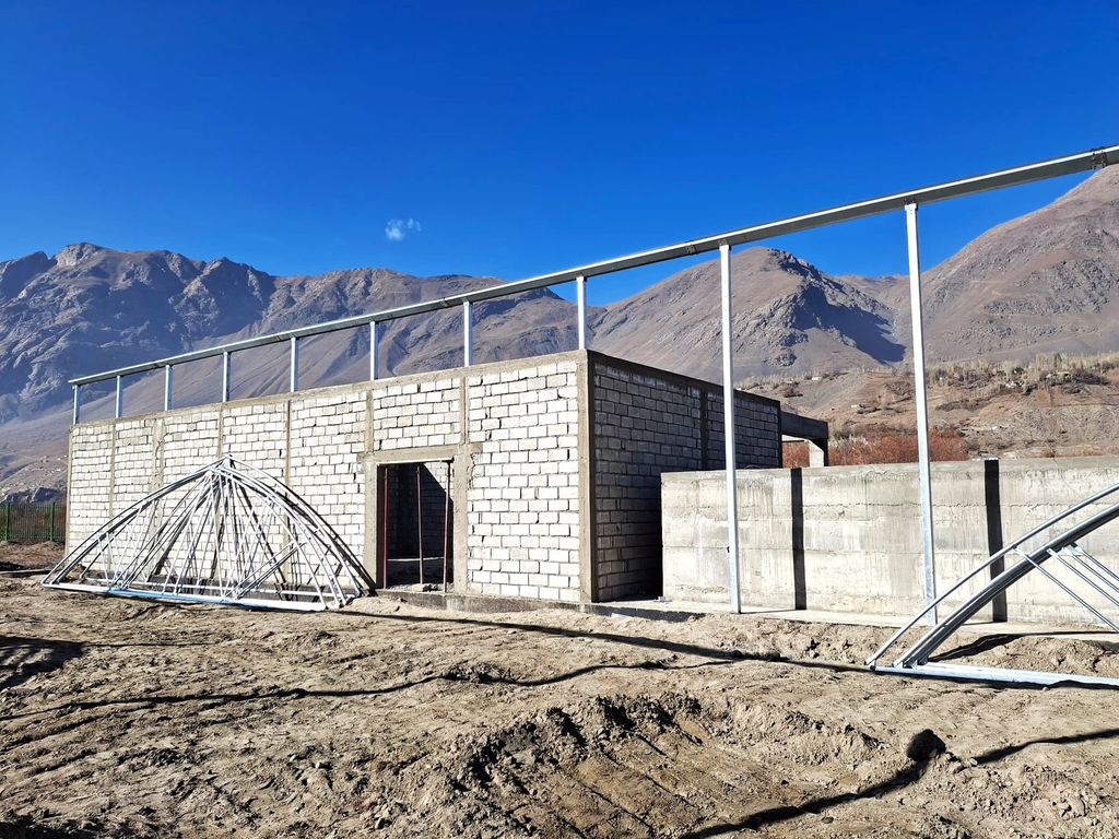 Ход строительных работ по возведению современной круглогодичной теплицы в Шугнанском районе Горно-Бадахшанской автономной области