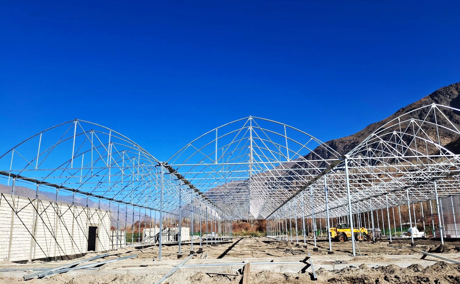 Ход строительных работ по возведению современной круглогодичной теплицы в Шугнанском районе ГБАО