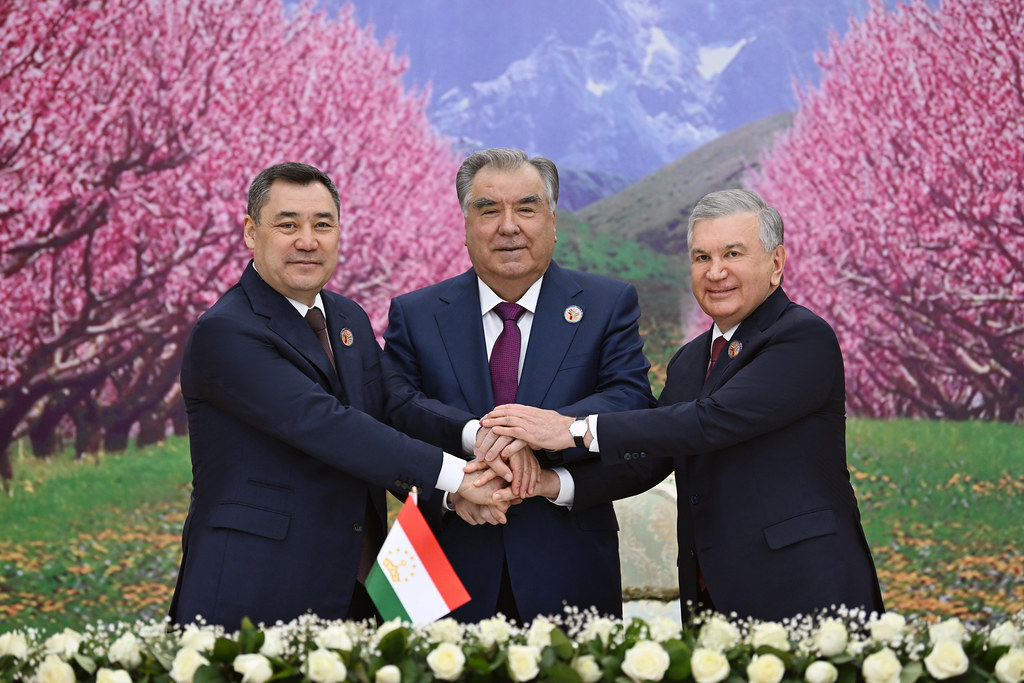 Церемония подписания трёхсторонних документов между Таджикистаном, Кыргызстаном и Узбекистаном