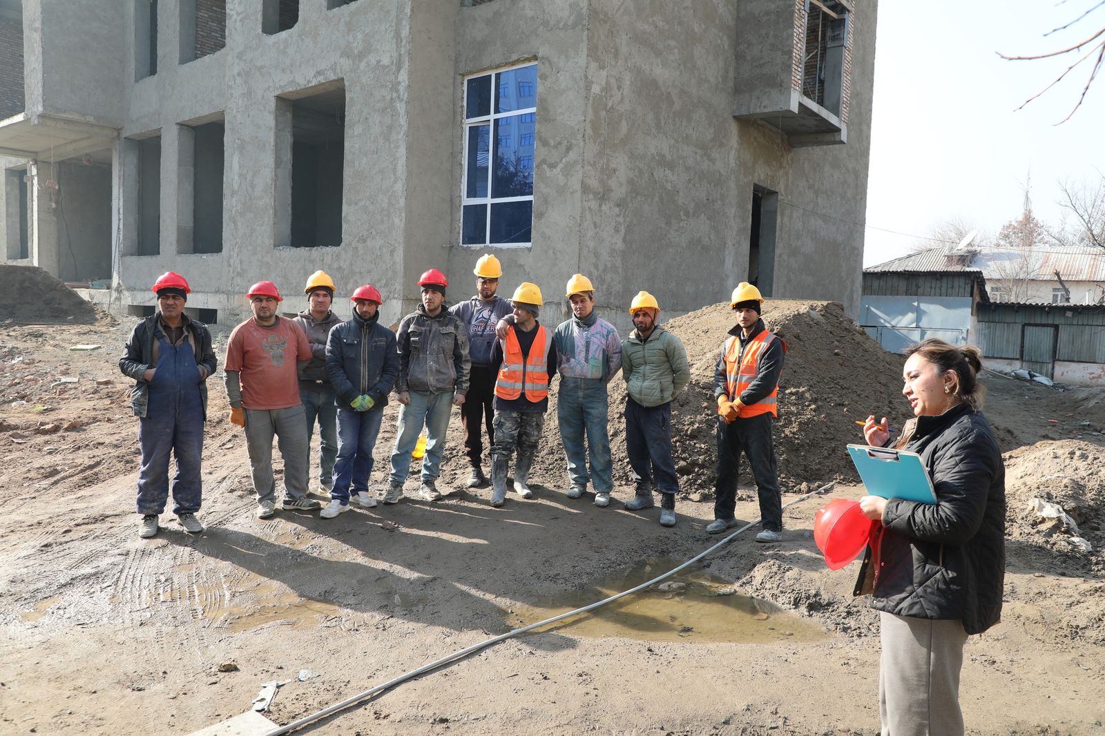 Рафти корҳои сохтмонӣ дар бинои озмоишгоҳи Кумитаи бехатарии озуқавории назди Ҳукумати Ҷумҳурии Тоҷикистон