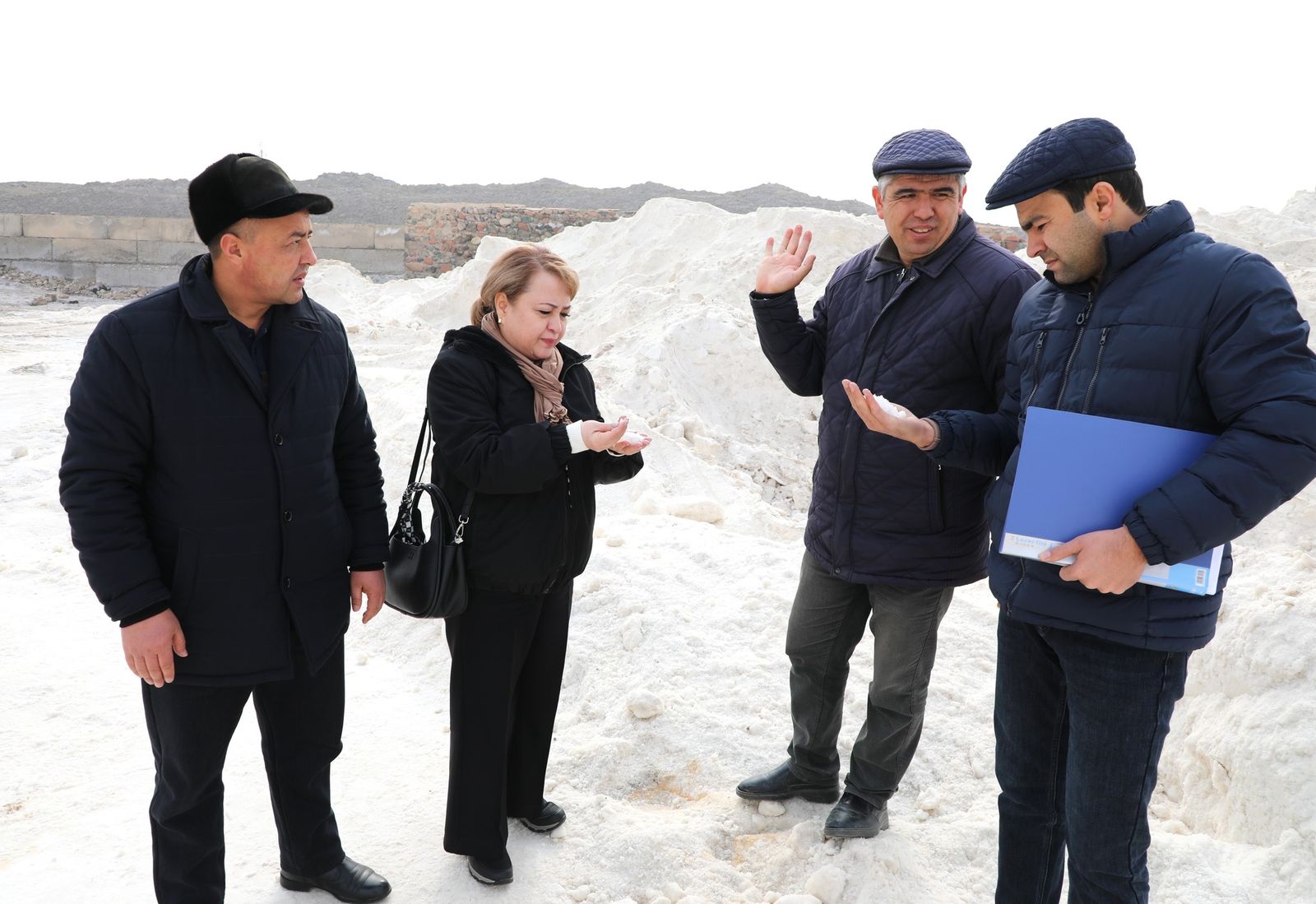 Идомаи сафари гурӯҳи корӣ ба корхонаи истеҳсол ва коркарди намак дар ноҳияи Ашт