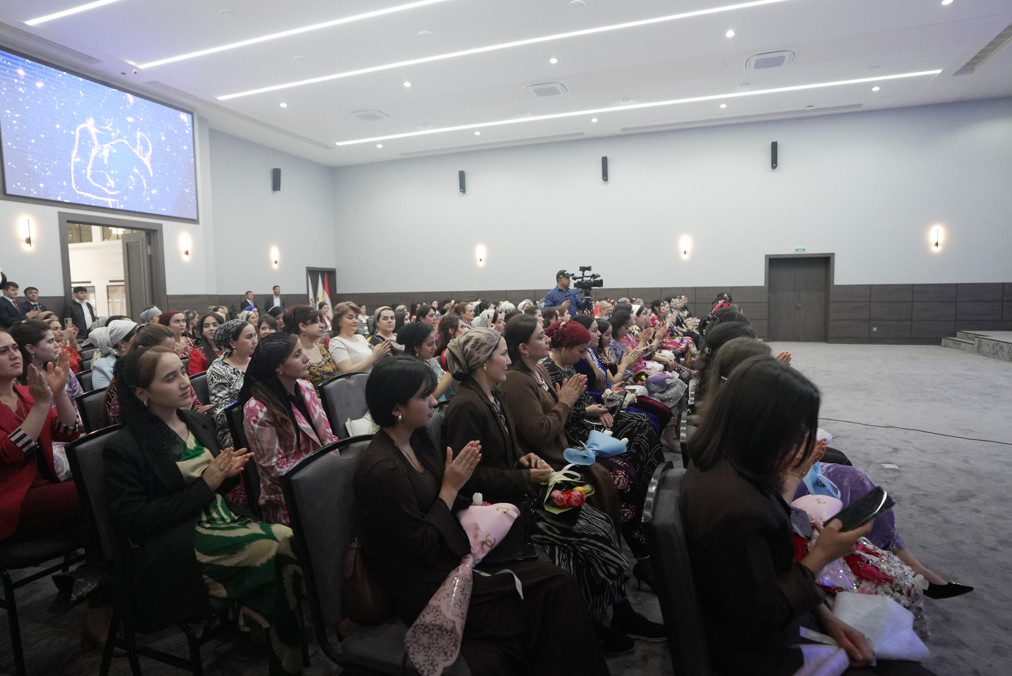 Чорабинии фарҳангию фароғатӣ бахшида ба Рӯзи Модар.