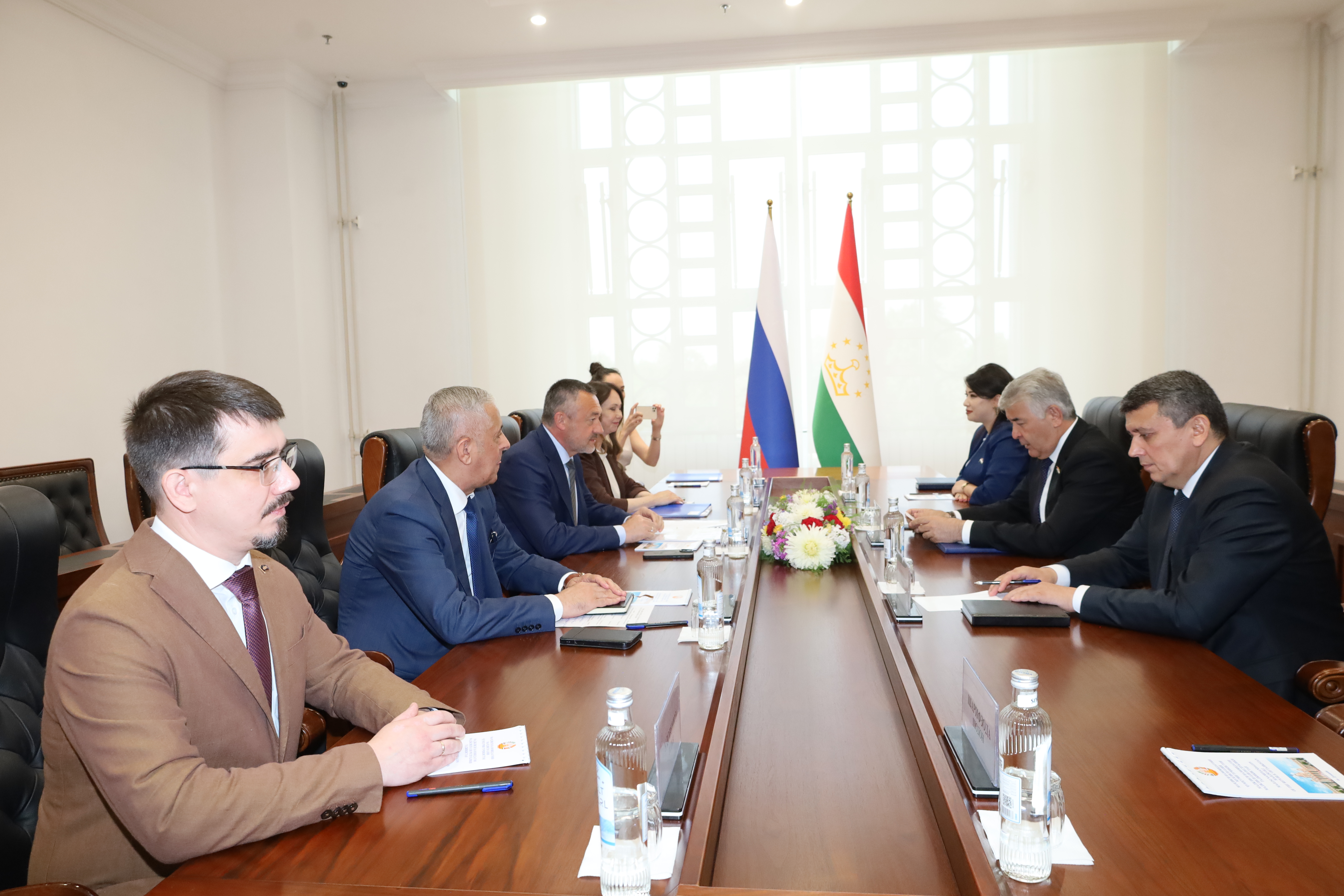 Маҳмадшоҳ Гулзода Виктор Пинскийро ба ҳузур пазируфт